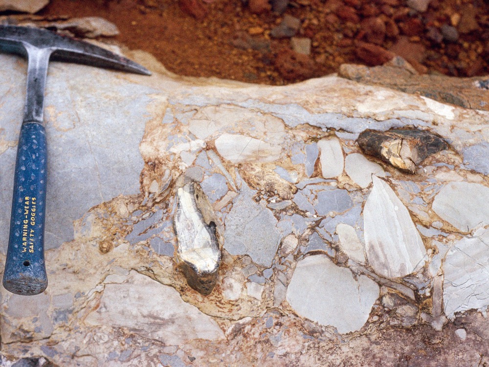 Conglomeratic lag overlying erosional surface
